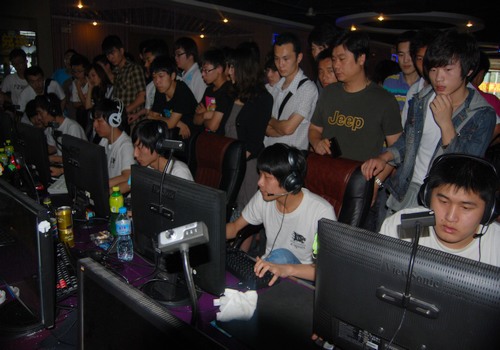 Ninjas in Pyjamas 和 Bilibili Gaming 在 LPL Split 2 2025 中取得了令人信服的胜利