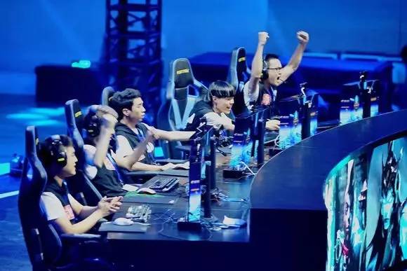 四年前的今天，TES拿到了队史首冠——2020季中杯冠军